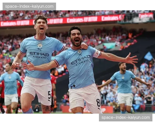 “英超冠军奖杯巡回展”在曼彻斯特市政厅举行，吸引数千球迷参观