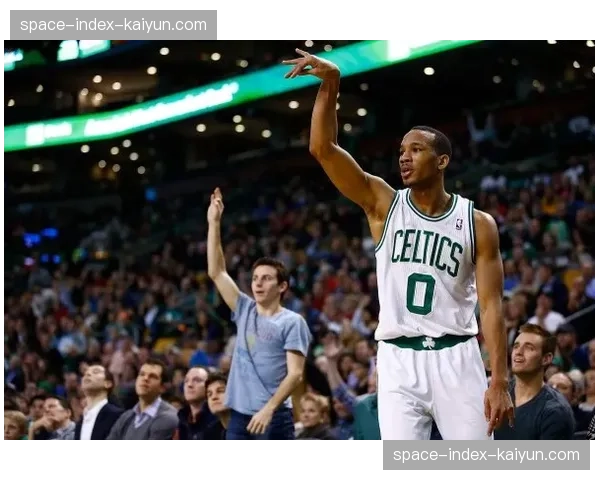 克劳福德调整策略,利用臂展优势控制茨尤前半程进攻 克劳福德调整策略,利用臂展优势控制茨尤前半程进攻