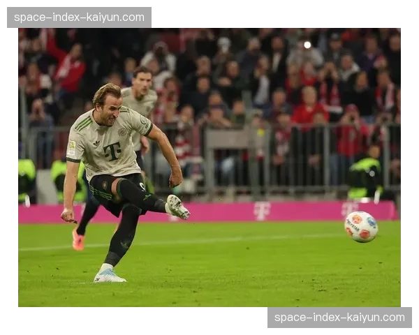 特写：凯恩罚丢关键点球后，拜仁全队上前安慰的瞬间